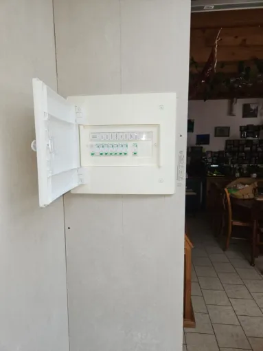 Pose d'un tableau encastré secondaire à proximité du secteur d'Albert, Amiens, SEB'ELEC
